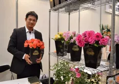 Seiji nakashima of GIFU Rose Nakashima. He breeds and grows his scented roses for the domestic market. He is holding a new breed that is not named yet.