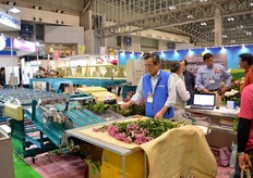 The flowers are put onto the machine of Shinwa.