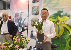 Naoya Keneko of Shiki Flower holding a calla nameed California Red. He grows Golden State Bulb Growers (GSBG) and Captain Calla callas in Japan. The calla is an important flower in Japan, after the carnation and rose. He grows around 30 varieties. The pink and yellow varieties are the most popular varieties.