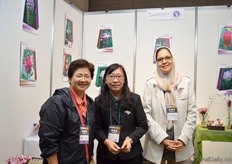 Nuttha Potapohn, Soraya Ruamrungsri and Angsana Ajarapisan of the Chaiang Mai University. They breeding new varieties.