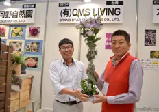 Lin Seika and Yosuke Satoo of Grand Star holding their lisianthus in pot. They are a lisianthus grower and specialized in growing lisianthus in pot. According to Seika, growing lisianthus in pot has a large advantage that the soil does not have to be cleaned every three years, because this is very expensive. Another advantage is the fact that the lisianthus are grown on a bench. Therefore, harvesting of the lisianthus is easier. They have a greenhouse in Japan and Taiwan and are therefore able to supply yearround; from January till March, the lisianthus come from Taiwan, from Marchi till June and from August till October from Japan.