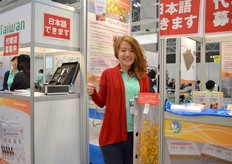 Cherry Lin of Lytone Enterprise. They are a producer of tablets and stickers that reduce the emission of ethylene and can almost double the shelf life of a flower. It enables growers to transport their flowers by sea, which is 40% cheaper. Already 80% of the Taiwanese Oncidium growers are using the tablets (Ansip) of Lytone Enterprise to extened the shelf live. More on this later in FloralDaily.