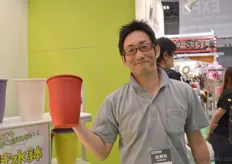 Takahiro Amagasa of Yana holding one of their pots that are produced in the Netherlands by Pagter Innovations.