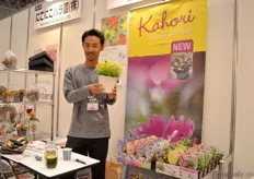 Shunpei Shishido of MSK Garden holding the Viola Fleurette. He is a breeder and grower of potted carnations. He grows the carnations in a 3.200 sized greenhouse for the domestic market in Japan. Currently he owns 10 varieties and he supplies one of his varieties, the Kahori Scarlet, to the Dutch breeder and propagator HilverdaKooij.