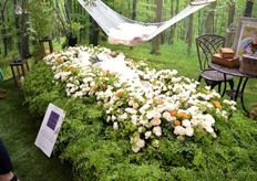 In Japan, flowers are increasingly used to decorate the coffin.