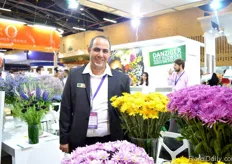 Ido Israel of Danziger. According to Israel, the Atlantis chrysanthemum of Danziger are very popular for Colombian growers. This is because they can be tinted easily. The white ones are the most popular, but there are also other colors: red, bronze, pink and the newest one orange.