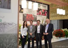 The family Samper grows roses, carnations, spray carnations and calla lilies in a 54 ha sized greenhouse in Colombia. They mainly export to the US, Russia and Japan. The volumes to Europe and Australia are increasing.