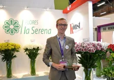 Stef Veenhof of Könst holding their award. They won the first price for their alstroemeria called Record.