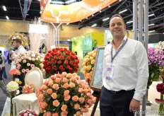 "Andre Vreugdenhil of Dümmen Orange. The company is exhibiting at the show for the first time under the name Dümmen Orange. The Christa is a new introduction (in the back on the left). The color of the rose is light pink. "So far the reactions have been positive. Many like the color and the fact that the bud opens widely," says Vreugdenhil."