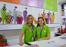 Tatiana Castro and Gladys Herrera of Temkin, a manufacturer of sleeves. According to Castro, the newspaper sleeves are becoming increasingly popular.