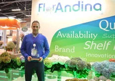 Pablo Hernandez of FlorAndina. They won the first price in the producer category of hydrangeas.