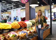 Lina Jaramillo of Galleria Farms. They mainly grow disbud chrysanthemums, spider chrysanthemums 30 ha sized greenhouse in Colombia. Their main markets are the US and Calanda. At the show, they won the first price for the best booth.