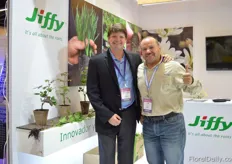 Don Willis of Jiffy and Javier Pacheco of Brinkman Trading, the distributor of Jiffy products in Central and South America. They are showing nets that are put around the roots of the flower. This net enable the roots to grow horizontally and can let carnations, chrysanthemums and roses one week earlier. They also root around 15 days earlier.
