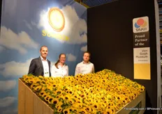 Sander van der Meer, Maaike Nieuwenhuys and Harm Custers of Takii Seed together with the Sunrich summer flowers. They are partner for the Van Gogh Museum in Amsterdam for three years.