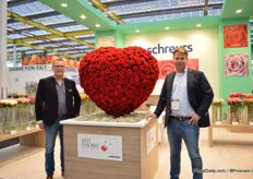 Hennie Brockhoff and Ruud Klasens of Schreurs. They are standing next to the heart made of Red Naomi's.