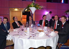 Table with individual guests. On the right: Royal Brinkman.