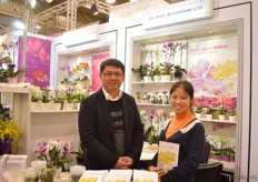 Eric Hsu and Trista Lin of Chi Yueh Enterprise. They grow Phalaenopsis flasks, young plants and mature plants in a 33.000 m2 Nursery in Taiwan. They recently started to breed their own varieties. They mainly export to Europe, Japan and the USA.