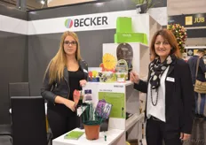 Sonja Fleschmann and Fotini Sarakatsionou of Becker. They are presenting a handy pot cover which easily makes the pot more attractive and retail ready. Also on the picture, the Uni Stick. This label stick will keep up right, because it is attached to the pot.
