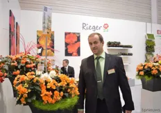 Matthias Rhode of Rieger. He breeds begonias in Germany. He is standing next to one of his new varieties, the white one, which is called Matilda. According to Rohde, this variety is good for outside and combines good with the orange begonia. It grows like the orange drops of Rieger