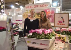 Marlies Bensdorp and Isabelle Andre of Morel Diffusion. They are standing behind the new Premium abanico cyclamen.