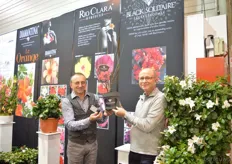 Erick Ciraud of D.H.M. and Jim Berry of J. Berry holding the Black solitare lagerstroemia. According to Ciraud, the black foliage is what makes the plant stand out. It also seems to be a strong plant as it holds throughout the season and is more resistant to mildew and leaf spot. In the US it is already very popular and now it will be introduced in Europe.