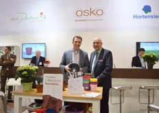 Ralf Ostkotte of Osko and Robert Eisoldt of Hassinger Orchideen. Ostkotte is holding one of his pots, which is produced in a so-called closed chain.
