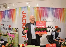 Jorn Hansen of Jackpot with the new celebration pots. As it is in the name, these pots are specially designed for celebrations, like Valentine's Day or Mothers Day. The pots have a easy watering system. Therefore, the end user does not have to water the plant that often.