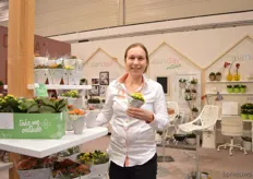 "Carolien van der Goes of Fides by Dümmen Orange. She is holding the Calanday. According to Goes, the Calanday gave the single flowered kalanchoes a boost in popularity. "This small kalanchoe has large flowers. We received a lot of positive reactions from the trade and we expect the demand to increase fast", she says."