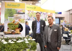 Thorsten Weiss and Julian Bartz of Volmary. They are standing next to the trios, which they introduced last year. The concept has four varieties, two barbeque varieties and two pizza varieties. Underneath the umbrella a recipe is given. According to Bartz, the demand for these trios is increasing, especially in Germany and Austria.
