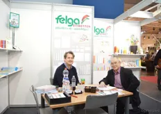 Philip Grimm from Felga Etiketten talking with a visitor.