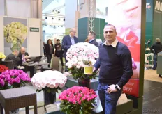 Matthias Meilland of Meilland. He is holding the drift potted rose. This potted rose variety is very popular in the US and is making its entrance in France. This disease resistant variety is easy to care and needs less water and less cutting. According to Meilland, the demand in Europe will increase as the French law does not allow any use of pesticide in landscape flowers.
