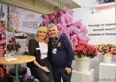 Tamara Elsgeest of Beekenkamp with one of her clients. They've been participating at the exhibition for three or four years. According to Elsgeest, the demand for begonia and cyclamen young plants is increasing as imported plants are expensive, due to the currency rate. And this year seems to be better than last year.