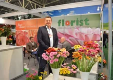"Stein Schouten of Florist. Schouten notices an interesting trend. Usually, people prefer the large gerbera's, but now at the exhibition, he sees that the minis and Piccolinis in particular are attracting the attention. "This shows that people are looking for more affordable flowers", says Schouten."
