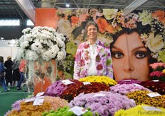 "Rick Minck of Dümmen Orange. The are participating at this exhibition to showcase their assortment in chrysanthemums, gerberas, roses and anthuriums. He is standing next to a new variety that has been introduced on the Ukraine market lately; the Pina Colada. According to Minck, the people are very positive even though the crisis. "I we've had the worst part", he says."