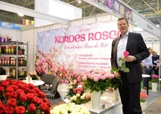 "Göran Basjes of Kordes Rosen is holding the Verona, one of his new varieties that will be planted in Ukraine next year. According to Basjes, there are not that much rose growers in Ukraine, but the growers that are growing roses are doing a good job. They have high tech greenhouses and are eager to learn. Also the Red Eagle is a new variety. This new light red rose is now exclusively being cultivated and marketed by van der Arend roses in the Netherlands. In Ukraine, this variety will be planted in week 20 and will not be sold at the Dutch market. "We have done several tests and we are pleased with the results", says Basjes."