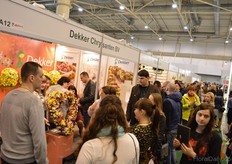 The heart filled with chrysanthemums of Dekker Chrysanten attracts the attention of many visitors.