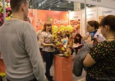 The heart filled with chrysanthemums of Dekker Chrysanten attracts the attention of many visitors.