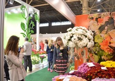 Visitor on the photo with the Pina Colada of Dümmen Orange.
