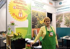 "Tetyana Lesina of Grand Meester. Grand Meester is a new brand that promotes coco peat. According to Lesina the visitors are very interested in growing flowers on coco peat. "These growers are looking for affordable ways to increase their yield", she says."