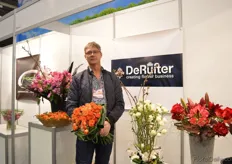 "Arjen Vlasman of Royal De Ruiter holding the trusroses of grower Gerry Semp from Kudelstaart, The Netherlands. The roses on the pictures are the so-called bubbles varieties. "Gerry is one of the first growers that tried out this variety", says Vlaszak. At the exhibition these roses have been used in bouquets and it seemed to attract the attention of many visitors. "When the demo ended, the public formed a line in order to take a closer look at this new variety", he says."