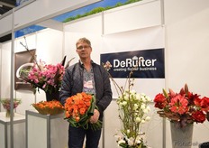 "Arjen Vlasman of Royal De Ruiter holding the trusroses of grower Gerry Semp from Kudelstaart, The Netherlands. The roses on the pictures are the so-called bubbles varieties. "Gerry is one of the first growers that tried out this variety", says Vlaszak. At the exhibition these roses have been used in bouquets and it seemed to attract the attention of many visitors. "When the demo ended, the public formed a line in order to take a closer look at this new variety", he says."