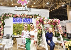 Anna and Taisia of Ascania Flora. They grow around 35 rose varieties in a 22 ha sized greenhouse in Ukraine. They work with breeders like Kordes, Rosen Tantau and Schreurs. The demand for roses decreased but they are hopeful that the situation will improve. “The market has a lot of potential. When the economy improves, we are planning to expand the greenhouse.”