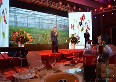 Miguel Ferrer, General Manager of Kunming Anthura explains what people could see at Anthura’s booth during the Hortiflor Expo this week. On the slide, a picture which can be seen in the Virtual Reality Glasses they made for the show. With these glasses, everyone can have a look inside the Anthura Greenhouse in the Netherlands.