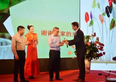 Van Herk awards Anthura’s statue of recognition to two of their growers that have been using Anthura’s starting material for many years, even before the establishment of Kunming Anthura in 2006. These companies are Dashun Company and Sino Dutch, both large anthurium growers.