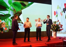 Next to the statue of recognition, the growers also receive the virtual reality glasses.