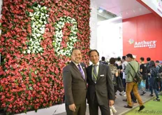 Miguel Ferrer from Kumning Anthura and Mattijs Bodegom from Antura. Anthura Kumning is celebrating its 10th anniversary. At the booth, visitors could make a picture in front of the anthurium waterwick wall and win a laptop.