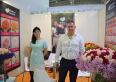 Wang Wei and Leonid Marcelo from Rosas del Corazon. This Ecuadorian rose grower wants to expand its markets in China. According to Marcelo, it Is difficuly to enter China because of the culture, customs and language.