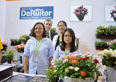 Eduard Koks with China team from De Ruiter. The focus of De Ruiter is on potted roses in China. According to Koks, the demand for potted roses increased over the last years. The potted rose is a difficult crop to cultivate, so support during cultivation is necessary. According to Koks, the difficult cultivation process might also be advantageous as it is difficult to propagate the crop. Last October, the company started to build a 2.3 ha sized greenhouse with 4,000 meters of benches and heating for trailing potted and cut roses. The site is currently in production and the grand opening will take place in October 2016.