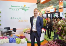 Tim Scalongne from Kunming Hasfarm, one of the largest floriculture companies in Asia. The company owns a 100 ha sized greenhouse in Vietnam and a 25 ha sized greenhouse in Kumning. According to Scalogne, the demand for quality flowers and plants increases. The quality of Chinese flowers is often lower and there is a shortage of good quality products. At the show, the Green Wicky attracts the attention of many visitors. Scalongne also has high expectations for the hydrangea as many are currently being imported. Everything that is new attracts the attention.