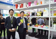 Shuhei Aoyama and Mr. Tey from KANEYA holding one of the most demand pots at the moment. The are also introducing a new pot, the cubus shaped pot.